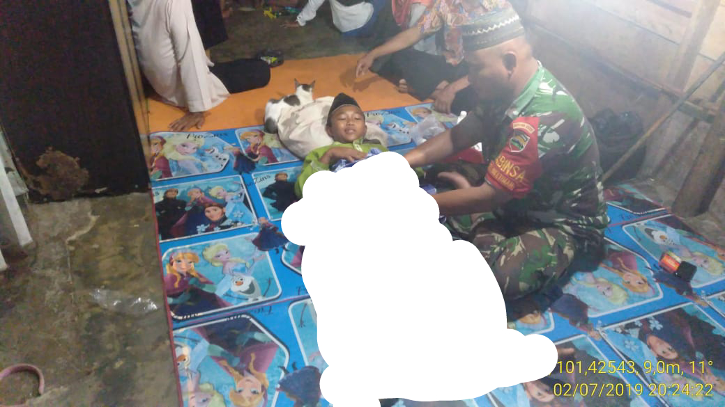 Babinsa Kodim 0320/Dumai, Fahrizal Purba Sunat Gratis Warga Kurang Mampu