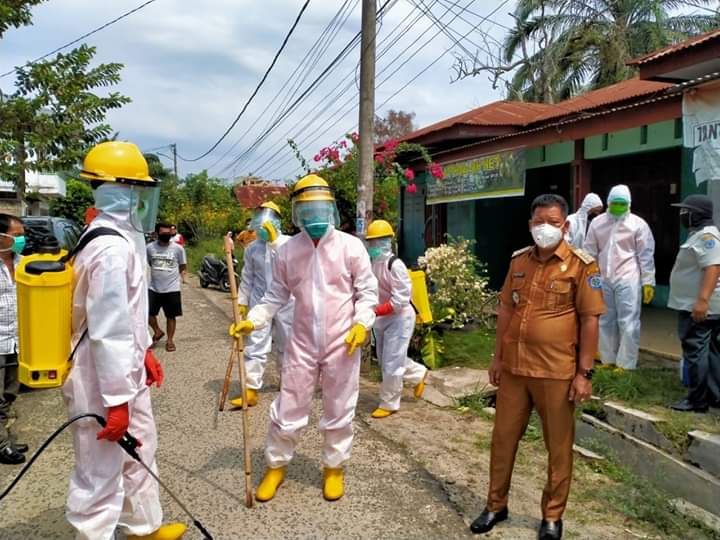 Camat Rantau Utara Melakukan Penyemprotan Disinfektan di Lingkungan Rumah Pasien PDP