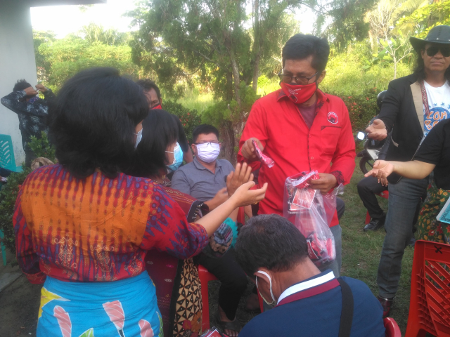 Cegah Covid-19, Marihot Sitorus Bagi-bagi Masker