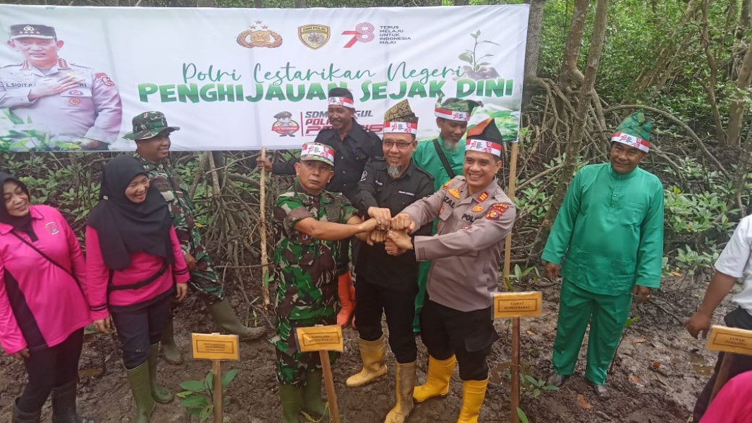 Penanaman Mangrove Serentak, Dandim 0320/Dumai Ajak Masyarakat Lebih Peduli Terhadap Lingkungan