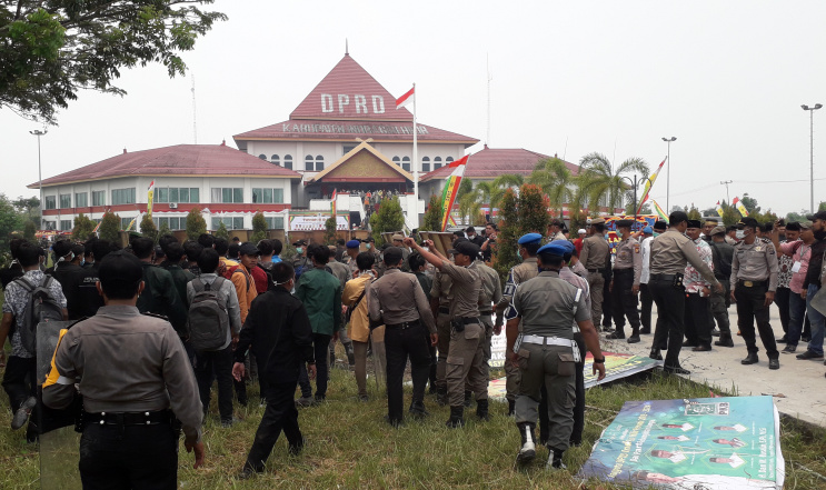 Paksa Masuk, Massa Demonstrasi Bentrok dengan Aparat