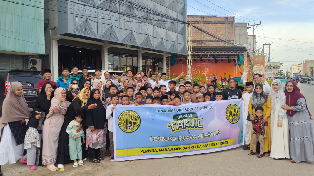 Dihadiri Ferdiansyah, Bina Mandiri Soccer School Berbagi Takjil dan Buka Puasa Bersama.