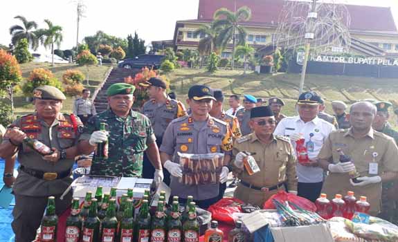 Ratusan Botol Miras dan Makanan Kadaluarsa Dimusnahkan Polres Pelalawan