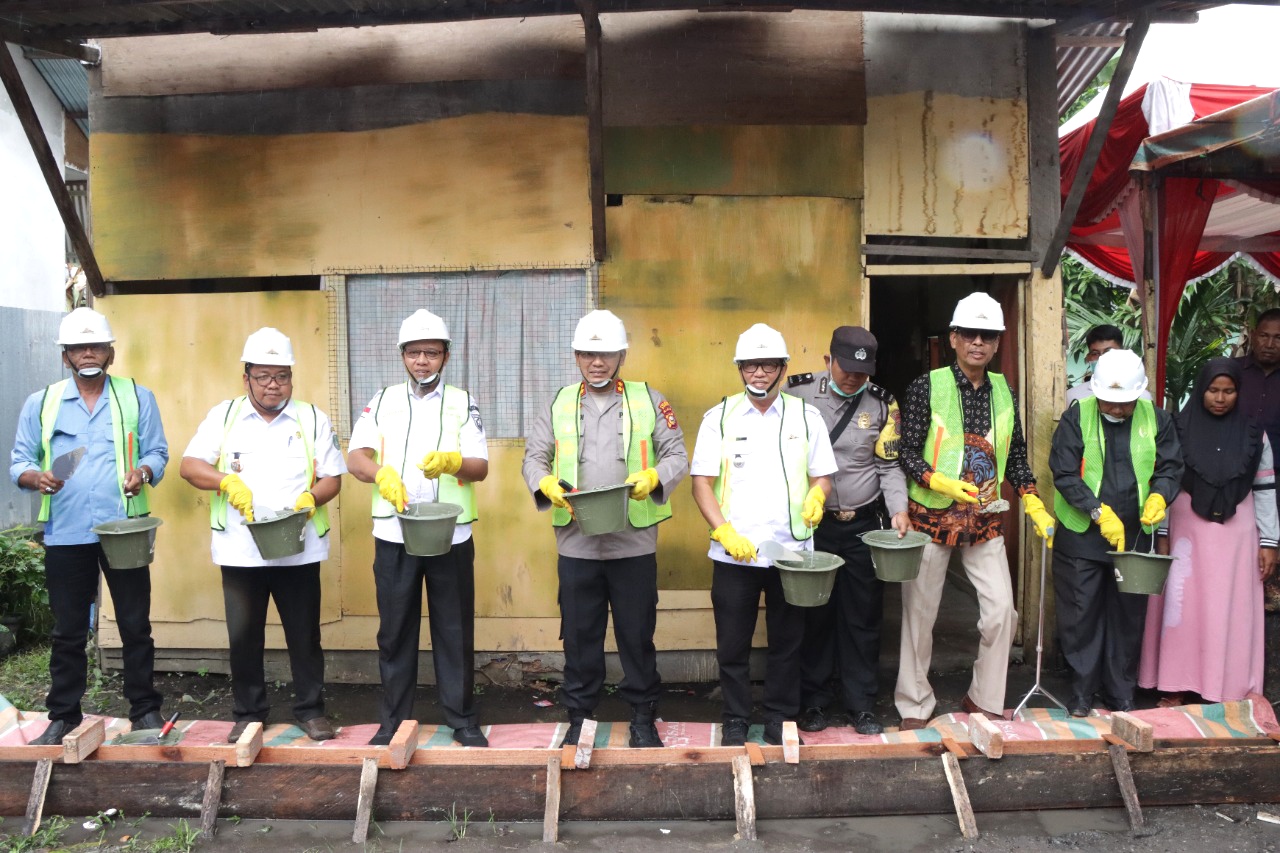 Kapolres Dumai Lakukan Peletakan Batu Pertama  Bedah Rumah ke 3 dan 4