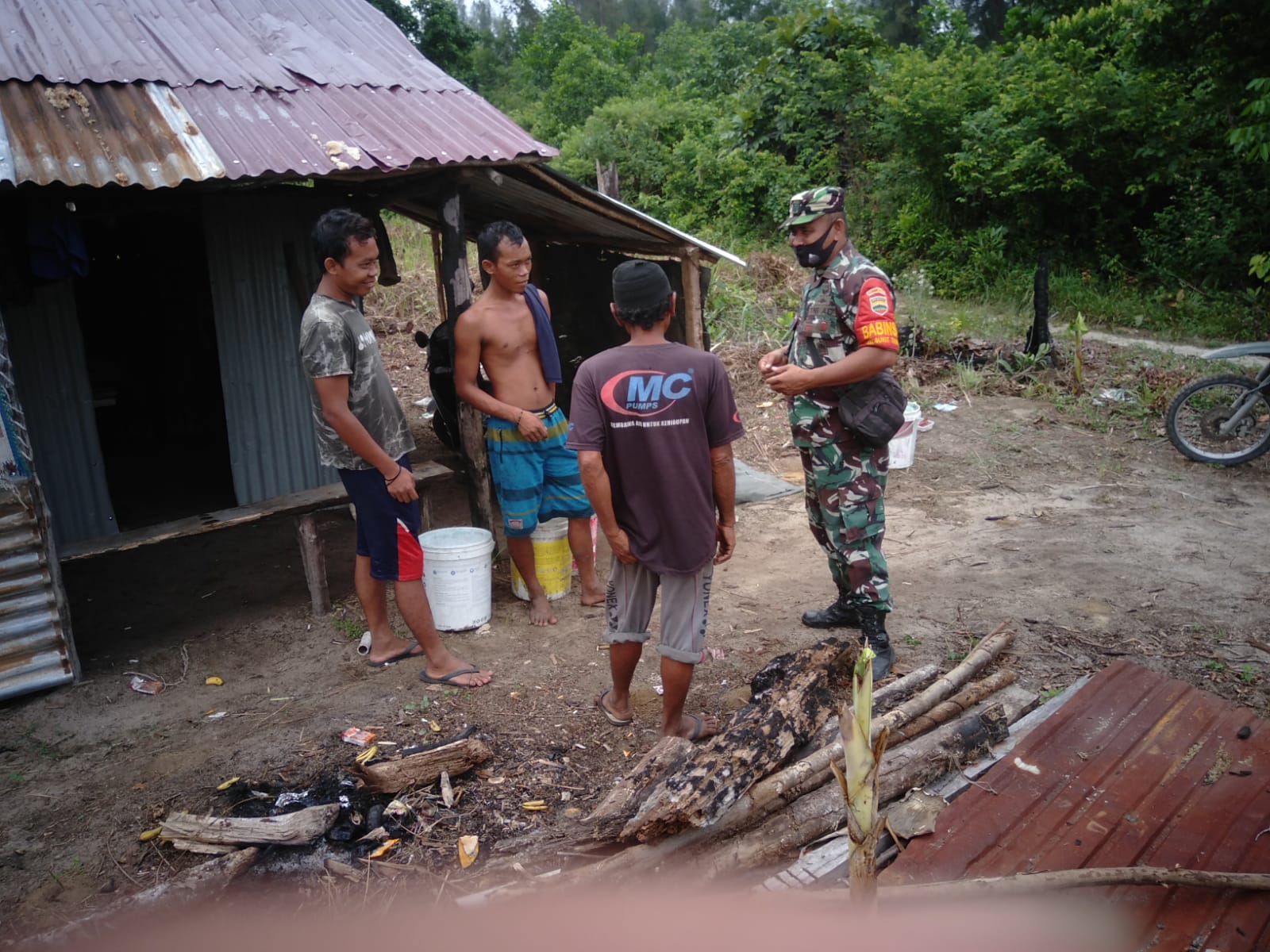 Mengantisipasi Karhutla, Serka Fahrizal Purba Melaksanakan Patroli