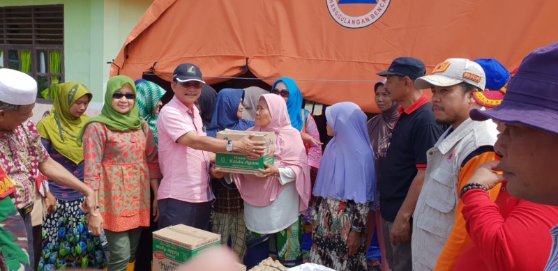 Sekda Rohil Serahkan Bantuan pada Korban Banjir di Rantau Kopar