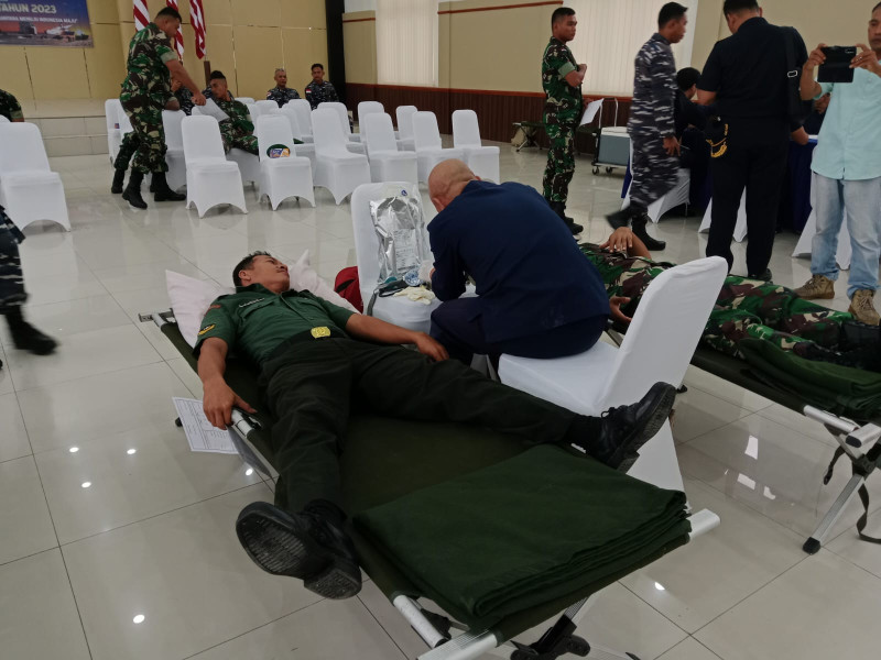 Menjaga Stok PMI, Personil Kodim 0320/Dumai Ikuti Donor Darah HUT Armada 2023