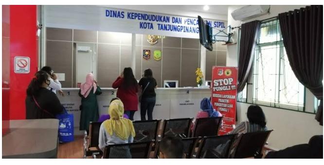 Boby Bantah Petugas Bermain Ponsel Ketika Melayani