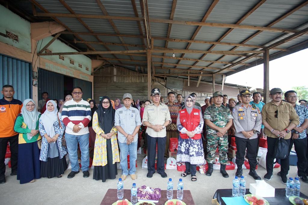 Bupati Inhil Tinjau dan Salurkan Bantuan Korban Puting Beliung Desa Batu Ampar, Kemuning