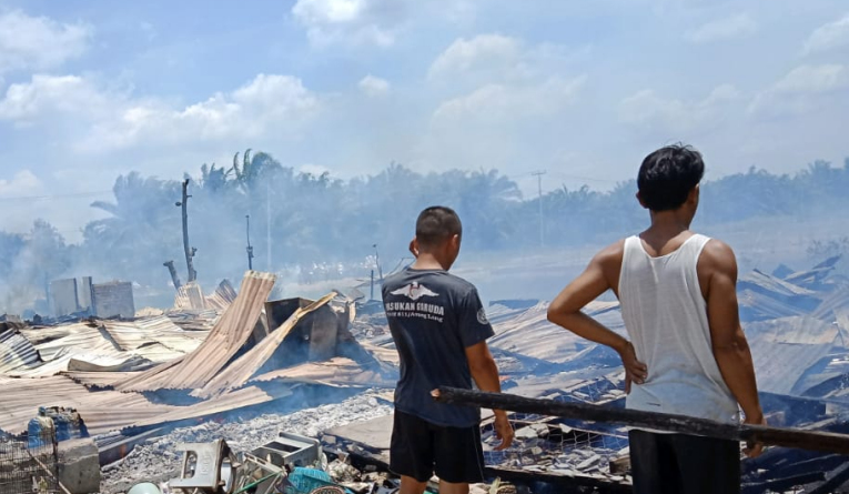 8 Petak Rumah di Simpang Pasar Rumbai Ludes Terbakar