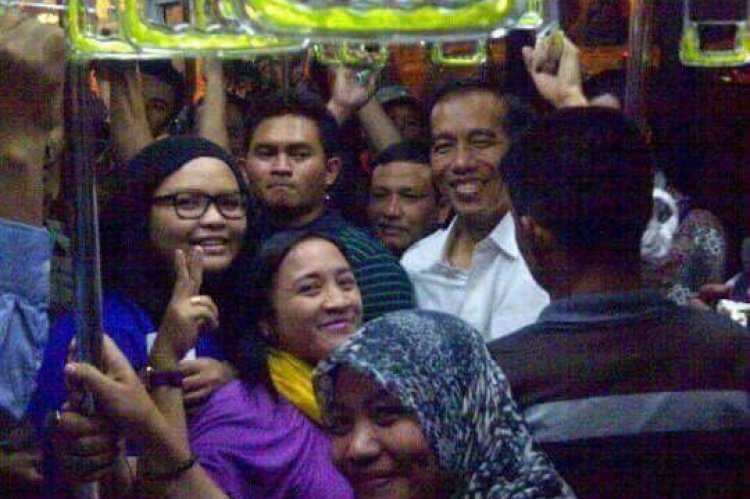 Wow... Jokowi bikin Heboh Pulang Kerja naik Bus Transjakarta