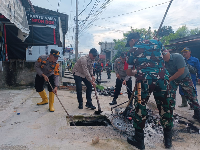 Dandim 0320/Dumai Pimpin Gotong Royong Bersama Masyarakat di Jalan Natuna
