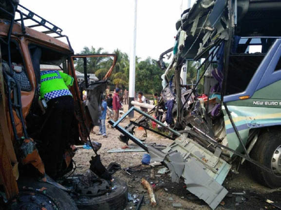 Tabrakan Maut..!!!  Truk Vs Bus Intra, 4 Korban Tewas dan Belasan Terluka
