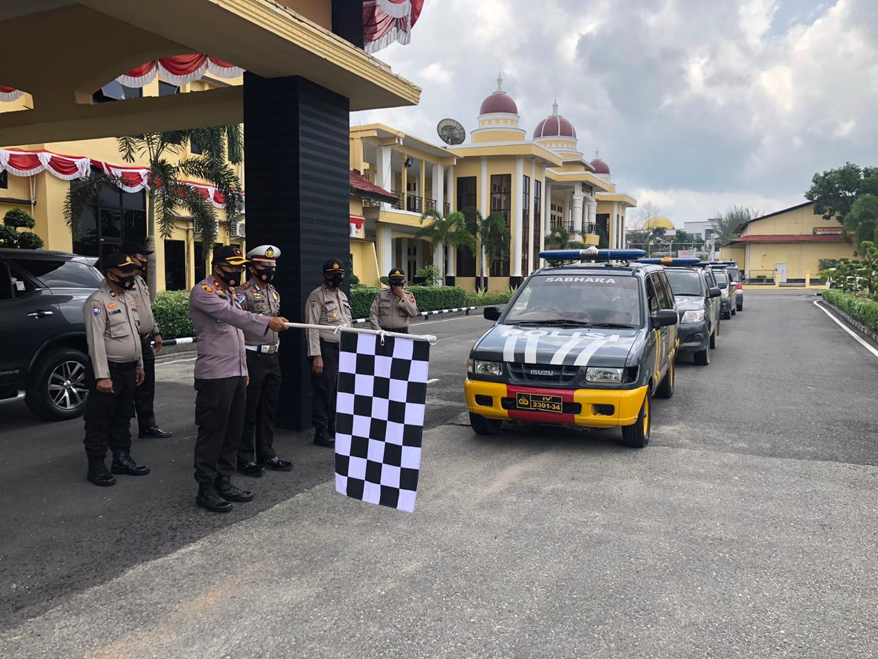 Waka Polres Lepas Bantuan Dari Kementrian Pariwisata Kreatif Di 8 Kecamatan