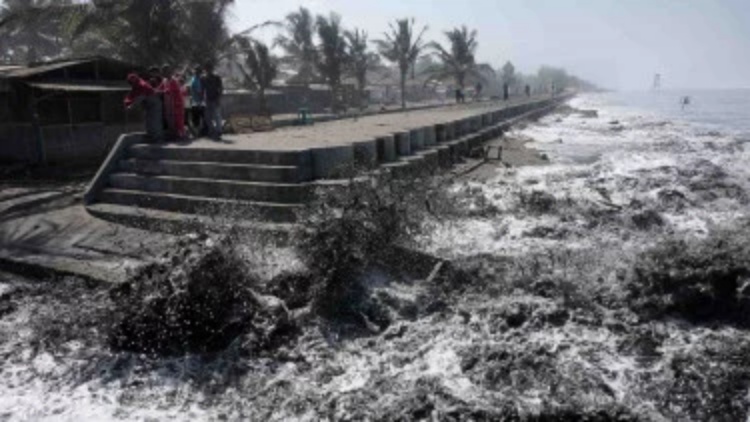 Penyebab Gelombang Tinggi di Selat Makassar