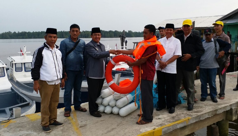 Bupati Inhil Serahkan Bantuan 10 Unit Kapal Motor Fiber Kepada Sejumlah Nelayan Lokal