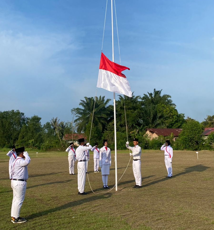 Dihadiri Serda Dandy, Acara Penurunan Bendera Berlangsung Khidmat