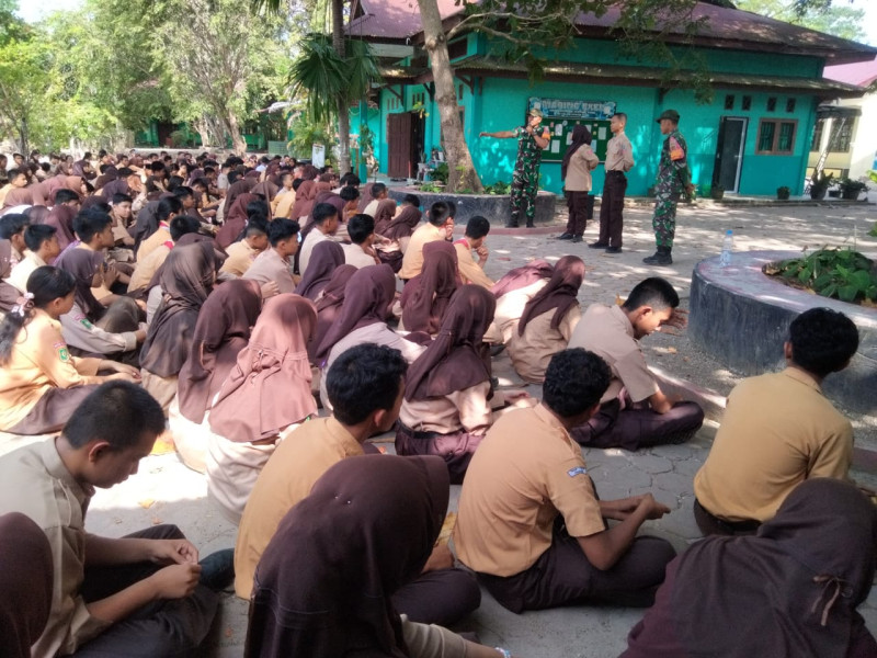 Babinsa Kodim 0320/Dumai Berikan Materi Wasbang dan Pelatihan PBB di SMAN BINSUS Dumai
