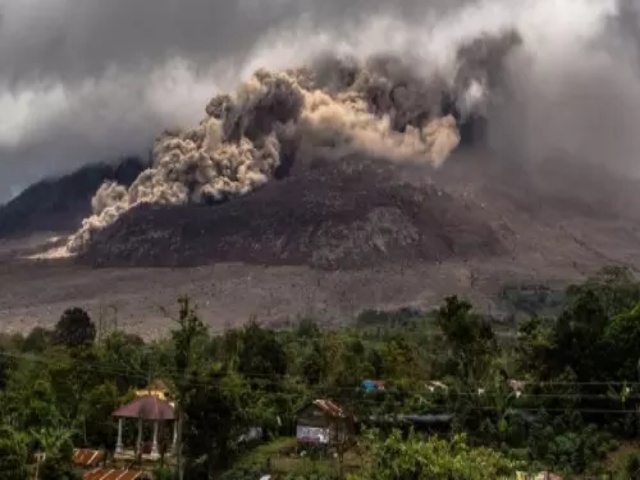 Gunung Sinabung Kembali Erupsi, Abu Vulkanik Menyembur hingga 2.000 Meter
