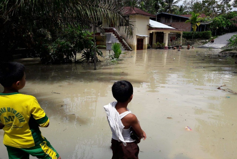 Jl. M. Yudo Kecamatan Bathin Solapan Terendam Banjir Saat Diguyur Hujan Lebat