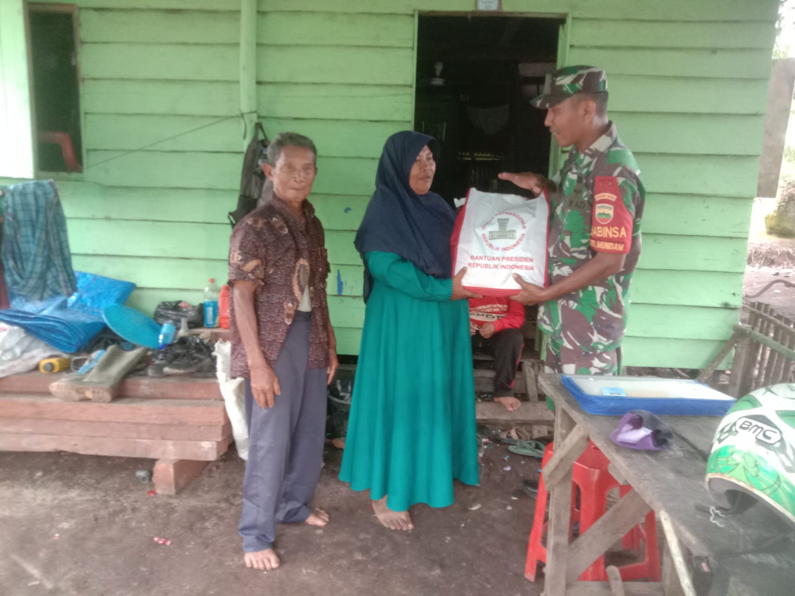 Sertu Ramli Bantu Pendistribusian Bantuan Dari Presiden Jokowi