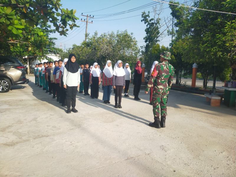 Babinsa Koramil-01/Dumai Berikan Pelatihan PBB Kepada Siswa SDN BINSUS