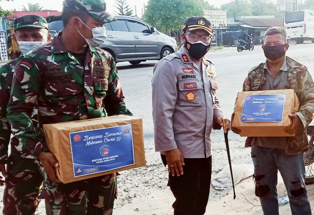 Polres Rokan Hilir Bagikan Sembako Kepada Warga Kurang Mampu