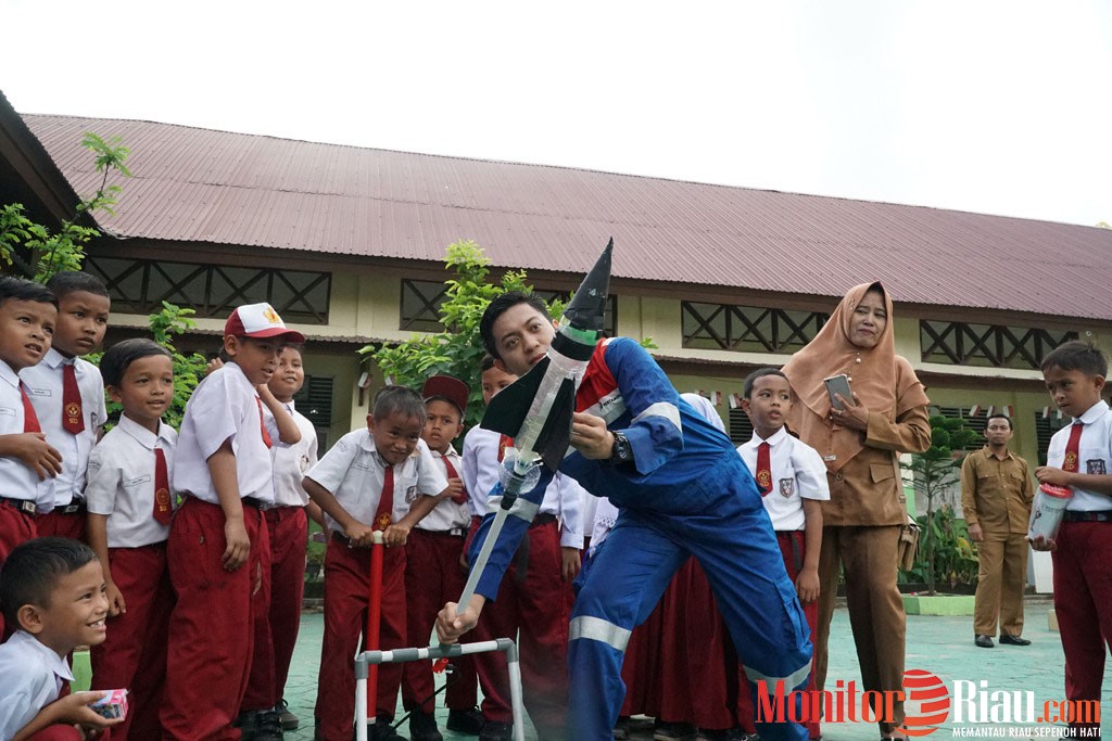 Mengajar Murid SD Pakai Kostum Spiderman Hingga Terbangkan Roket Dengan Energi Air