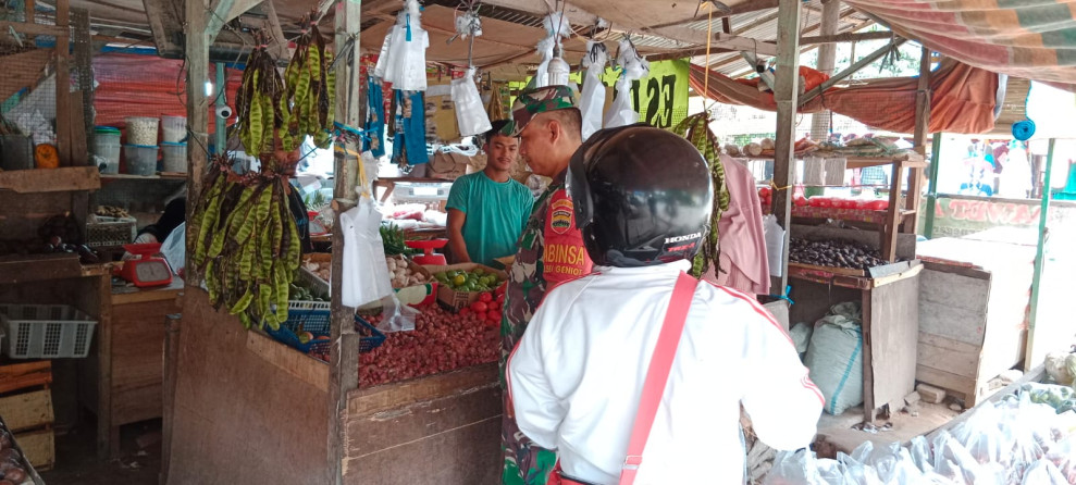 Pastikan Harga Sembako Stabil, Babinsa Cek Kondisi di Pasar