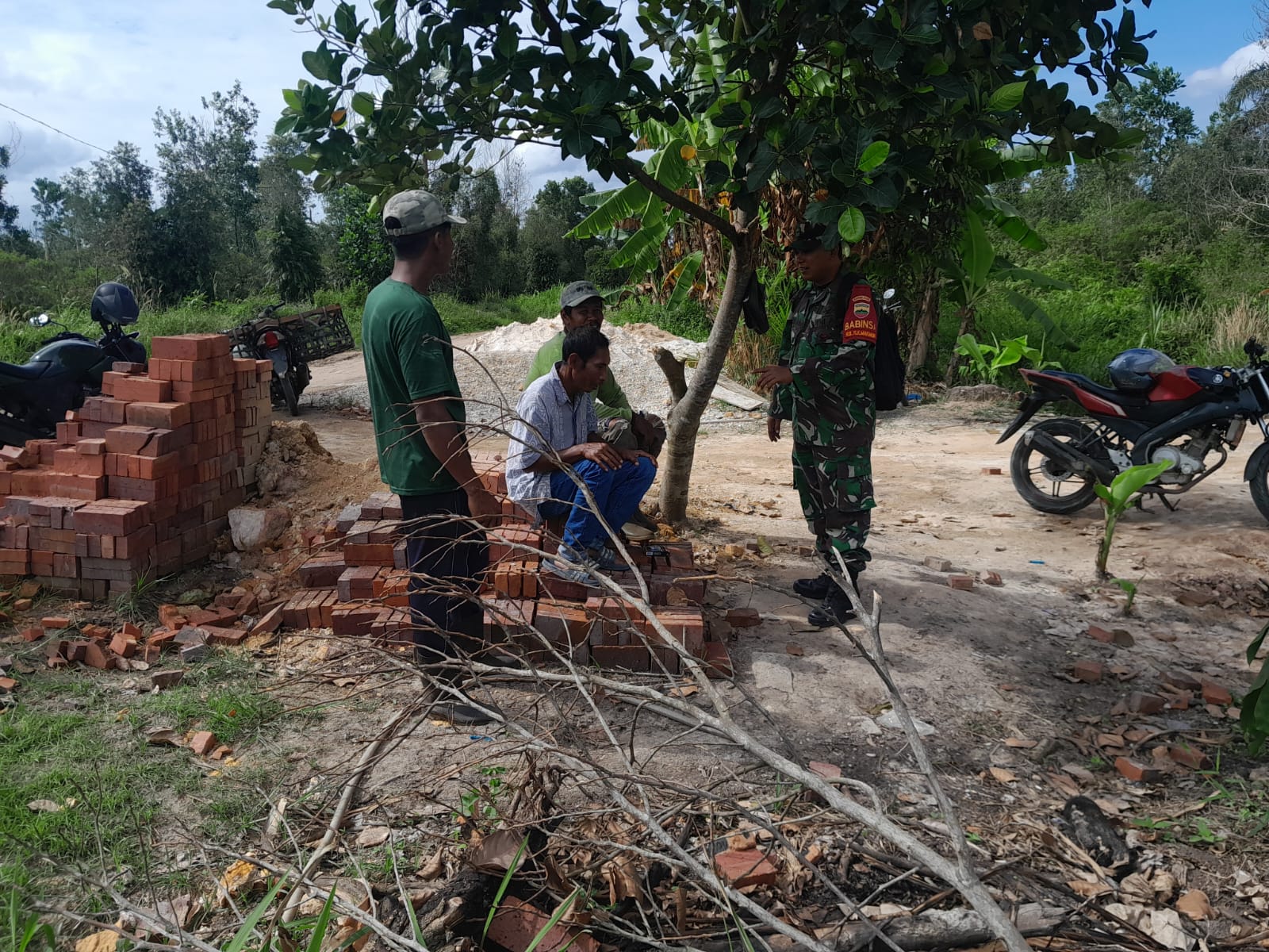 Cegah Karhutla, Serda Cerza Katno Ajak Masyarakat Peduli Lingkungan