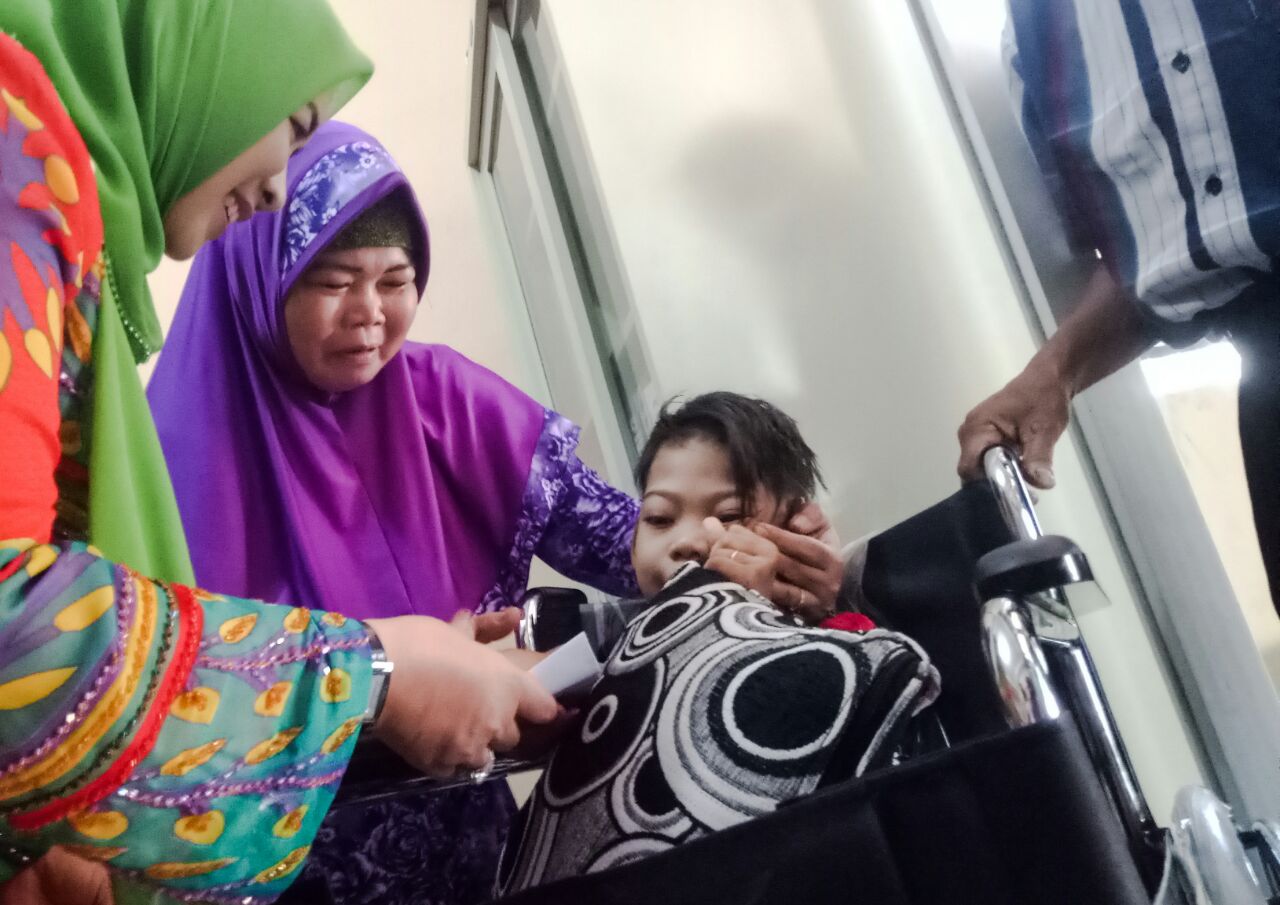 BK3S Riau Serahkan Bantuan Kursi Roda Kepada Anak Cacat di Tembilahan