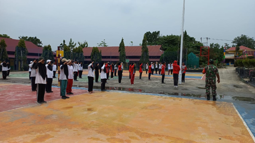 Persiapan HUT RI ke 78, Serda Roni Sandra Melaksanakan Pelatihan Paskibra SMAN 3
