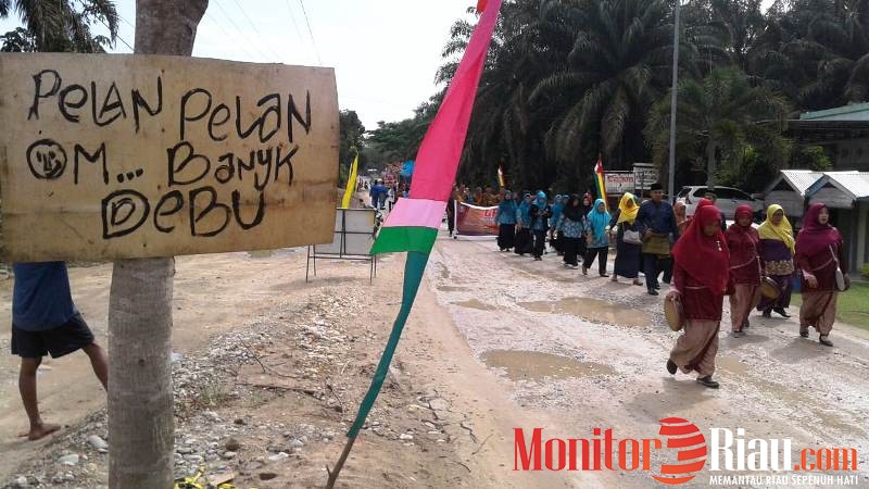 Barisan Peserta Pawai MTQ Kecamatan Pinggir Berantakan