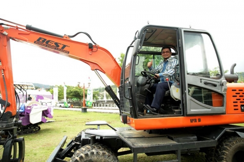 5 Unit Traktor dari Menteri Pertanian Untuk Kampar