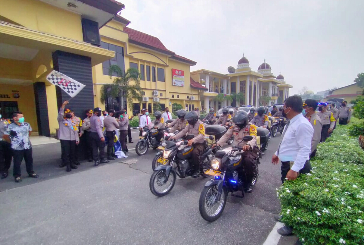 Polres Rohil Bagi 2000 Paket Sembako Ke Warga Di Seluruh Polsek