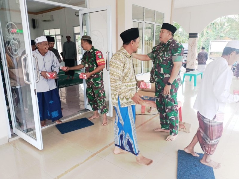 Koramil 03/Sungai Sembilan Gelar Jumat Berkah, Tebar Kepedulian untuk Warga