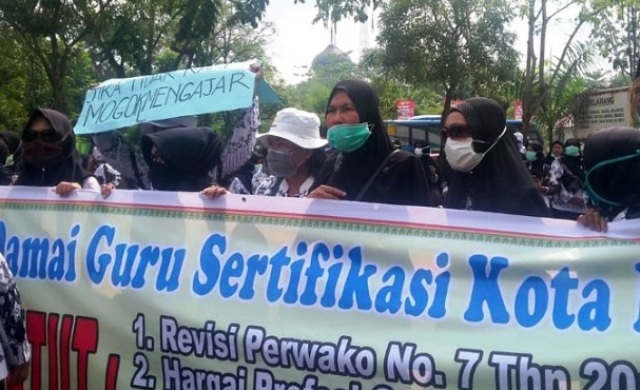 Ratusan Guru Demo ke Kantor Walikota Pekanbaru