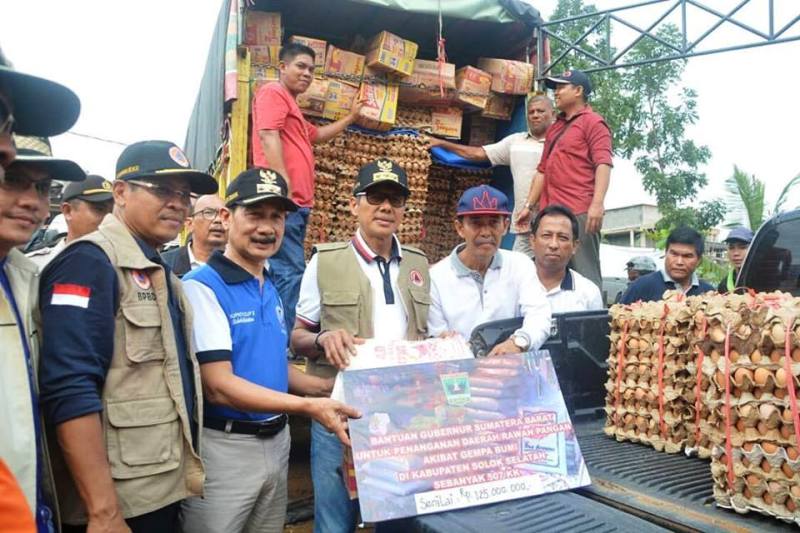Gubernur Sumbar Serahkan Bantuan untuk Korban Gempa Solok