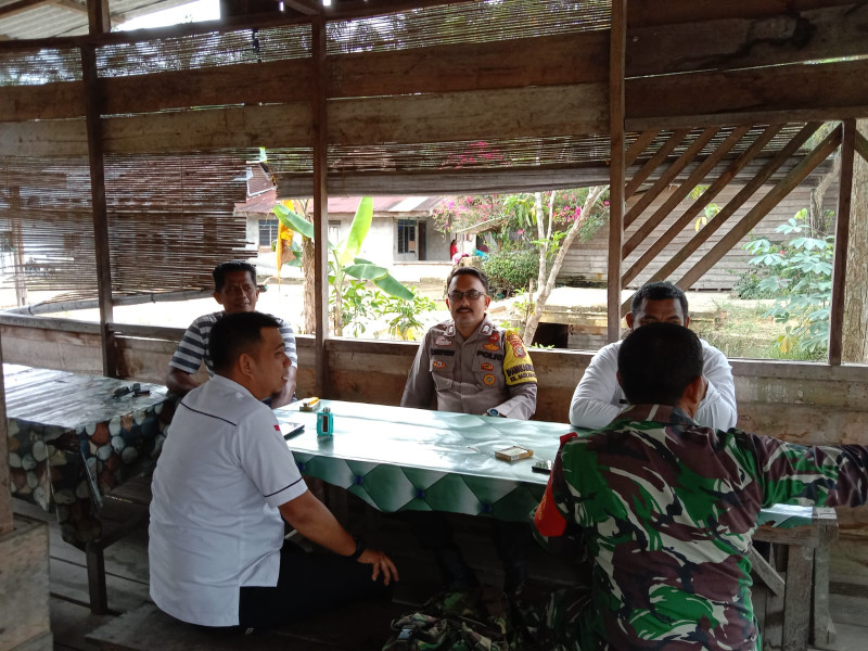 Dengan Suasana Yang Santai, Sertu Jainal Arifin Melaksanakan Komsos dan Sampaikan Hal-hal Yang Menyangkut Keamanan
