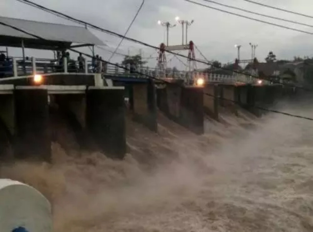 Tiap Detik, 300 Ribu Liter Air Melintasi Bendung Katulampa Menuju Jakarta