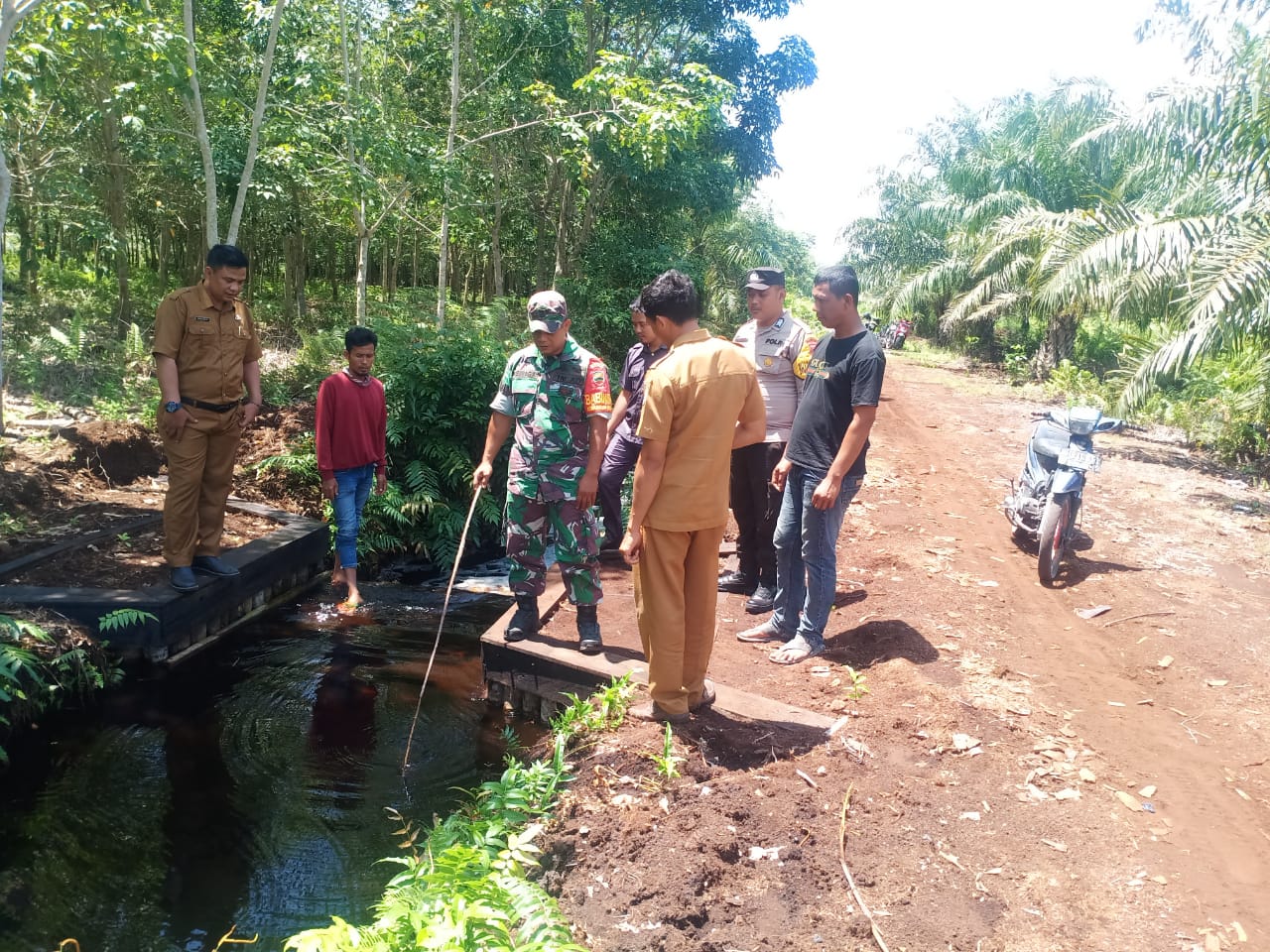 Kepala Desa Sri Tanjung Rupat Bersama TNI dan Polri Periksa Sekat Kanal