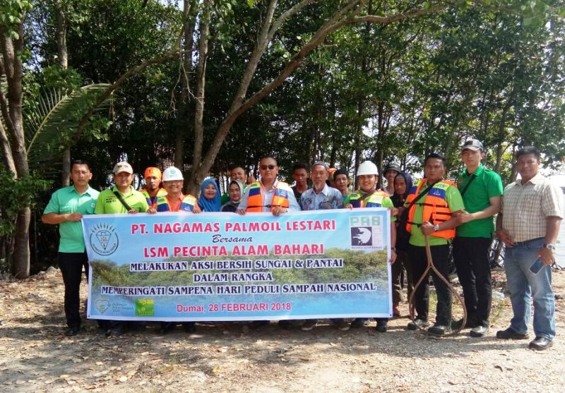 PT Nagamas Palmoil Lestari Lakukan Aksi Kutip Sampah Sungai Dumai
