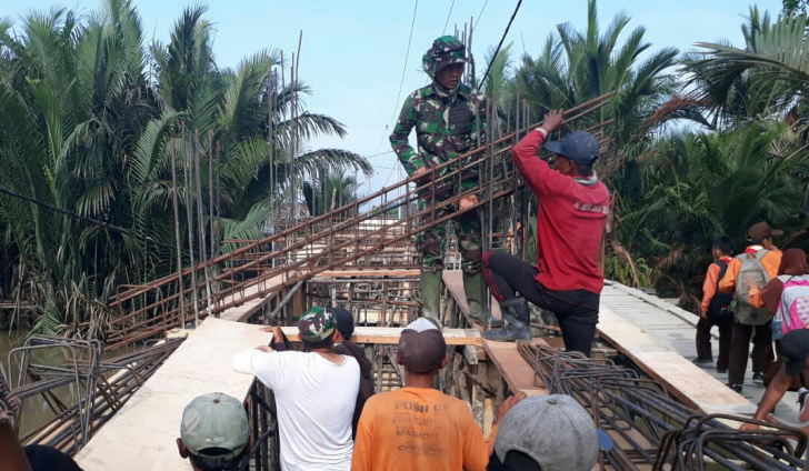Pembangunan Jembatan Beton Program TMMD ke-106 Kodim 0314/Inhil Sudah Memasuki Tahap Ini