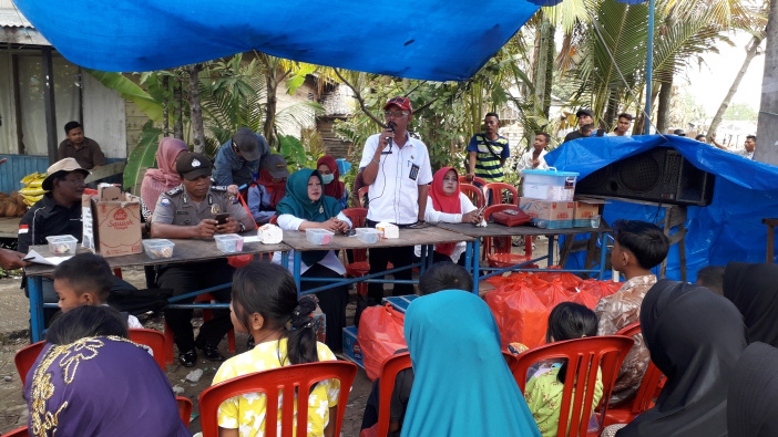 Marlis Syarif Serahkan Bantuan Kepada Korban Kebakaran di Seberang Tembilahan