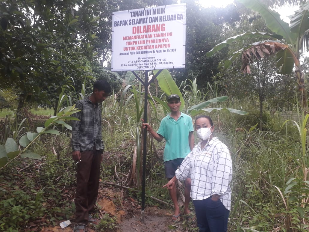 LT & Associates Law Office, pasang plang pemberitahuan sanksi bagi penggarap di lahan milik keluarga