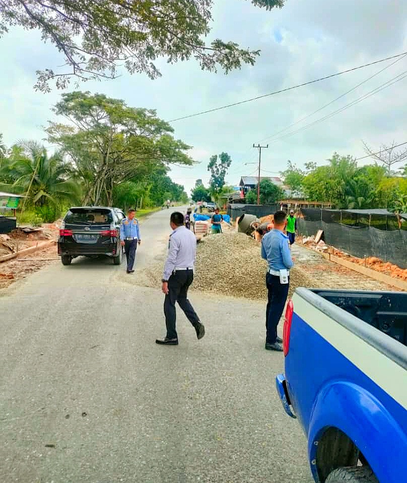 Dishub Rohil Tertibkan Tumpukan Kerikil di Jalan Lintas Bagansiapiapi-Sinaboi