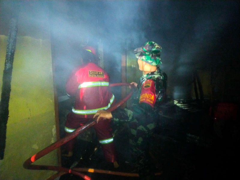 Babinsa Sertu Arjuna Endar Gerak Cepat Bantu Memadamkan Rumah Masyarakat