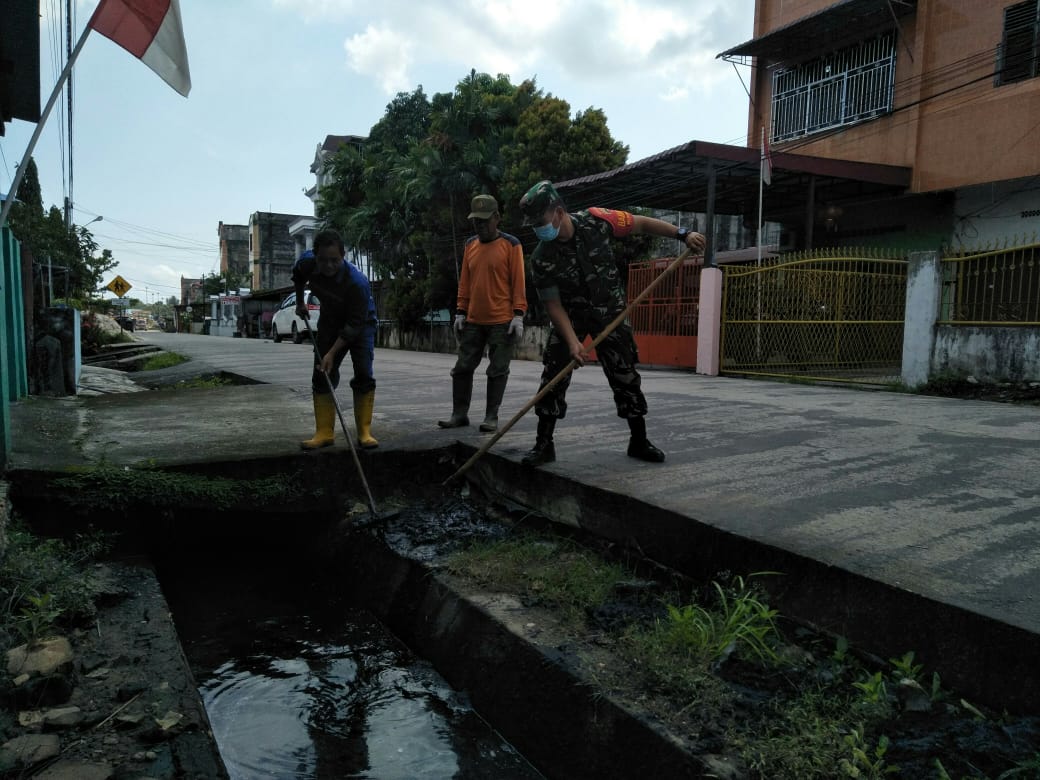 Bersihkan Selokan, Serda Boby Rahman Ajak Masyarakat Jaga Kebersihan