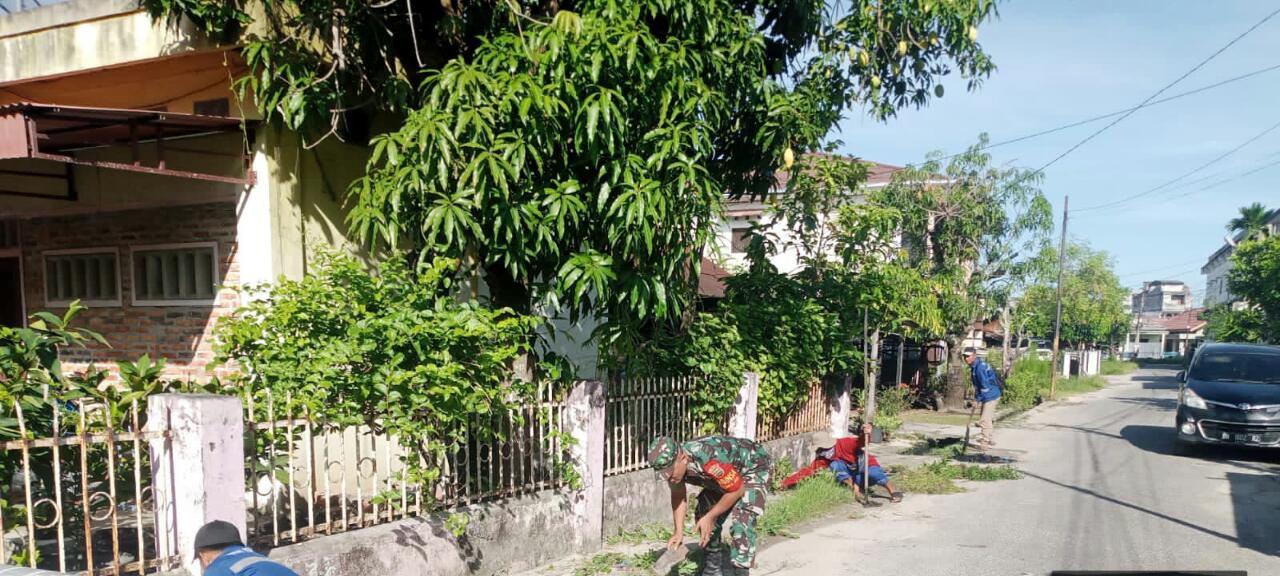 Serda Ahmad Junaidi dan Ketua RT 03 Laksanakan Gotong Royong