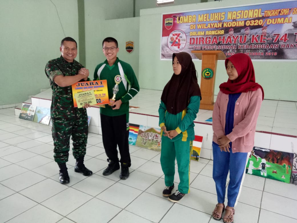 Dandim 0320/Dumai Serahkan Piala Lomba Melukis Tingkat SMA/Sederajad